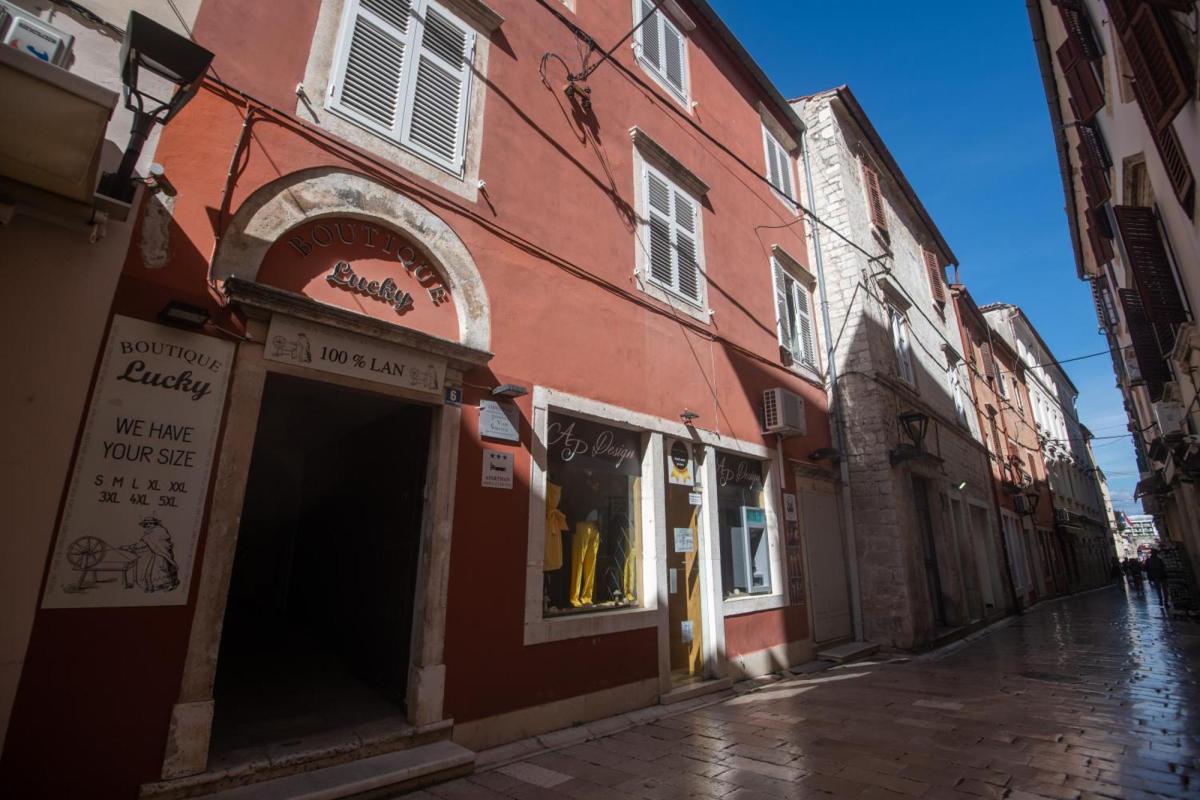 Zadar, prostrani stan u centru Zadra na 4 kantuna