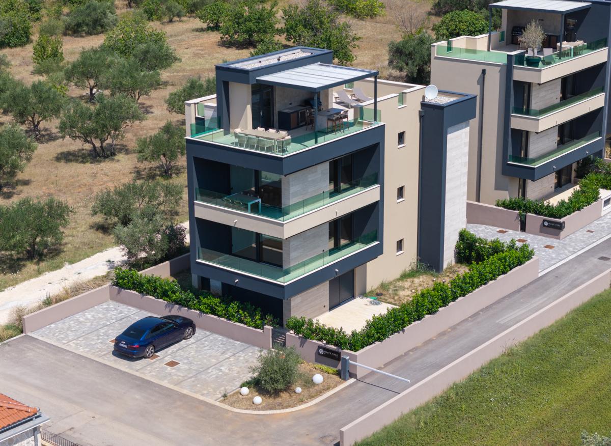 Ekskluzivan dvosoban stan s privatnom krovnom terasom i pogledom na more – Projekt Olive Tree, Sukošan (Stan A3, 2. kat)