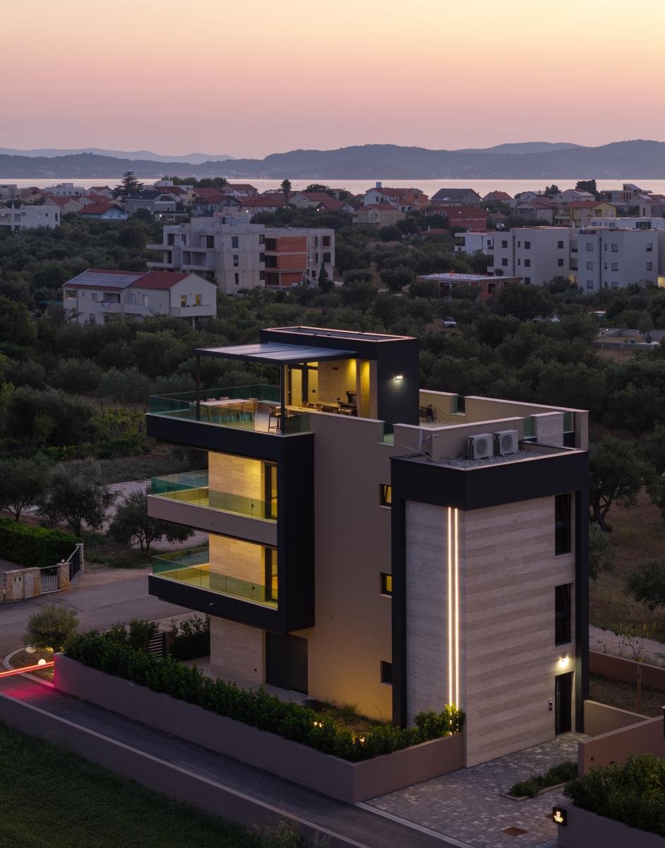 Ekskluzivan dvosoban stan s privatnom krovnom terasom i pogledom na more – Projekt Olive Tree, Sukošan (Stan A3, 2. kat)