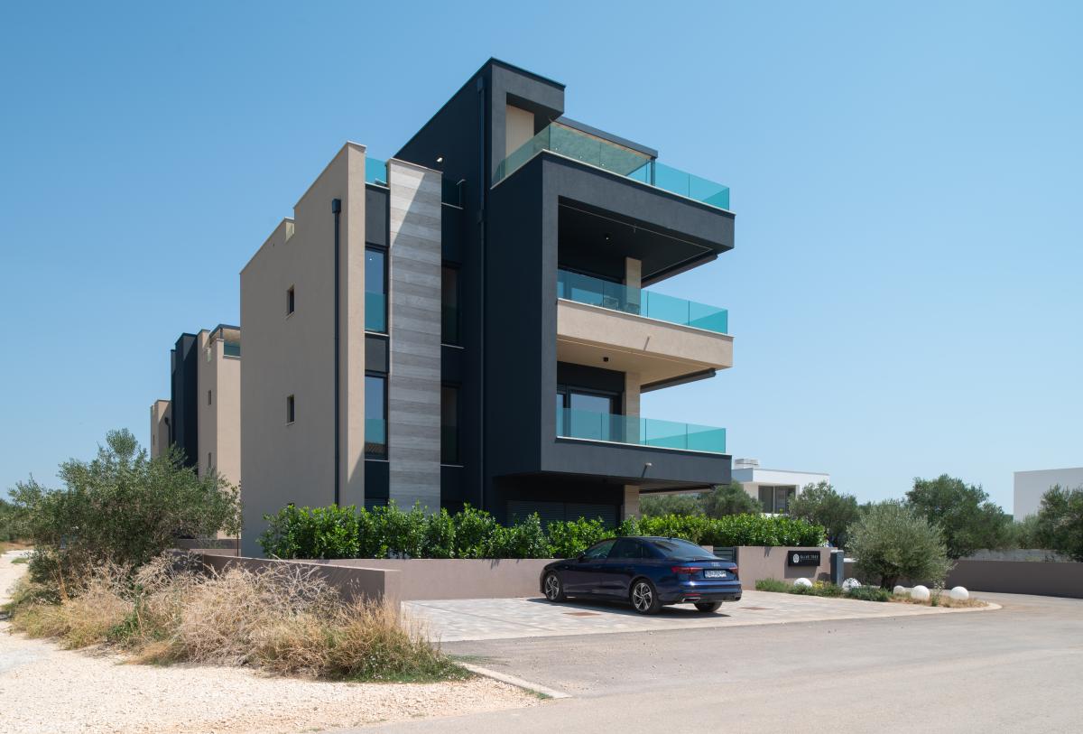 Ekskluzivan dvosoban stan s privatnom krovnom terasom i pogledom na more – Projekt Olive Tree, Sukošan (Stan A3, 2. kat)