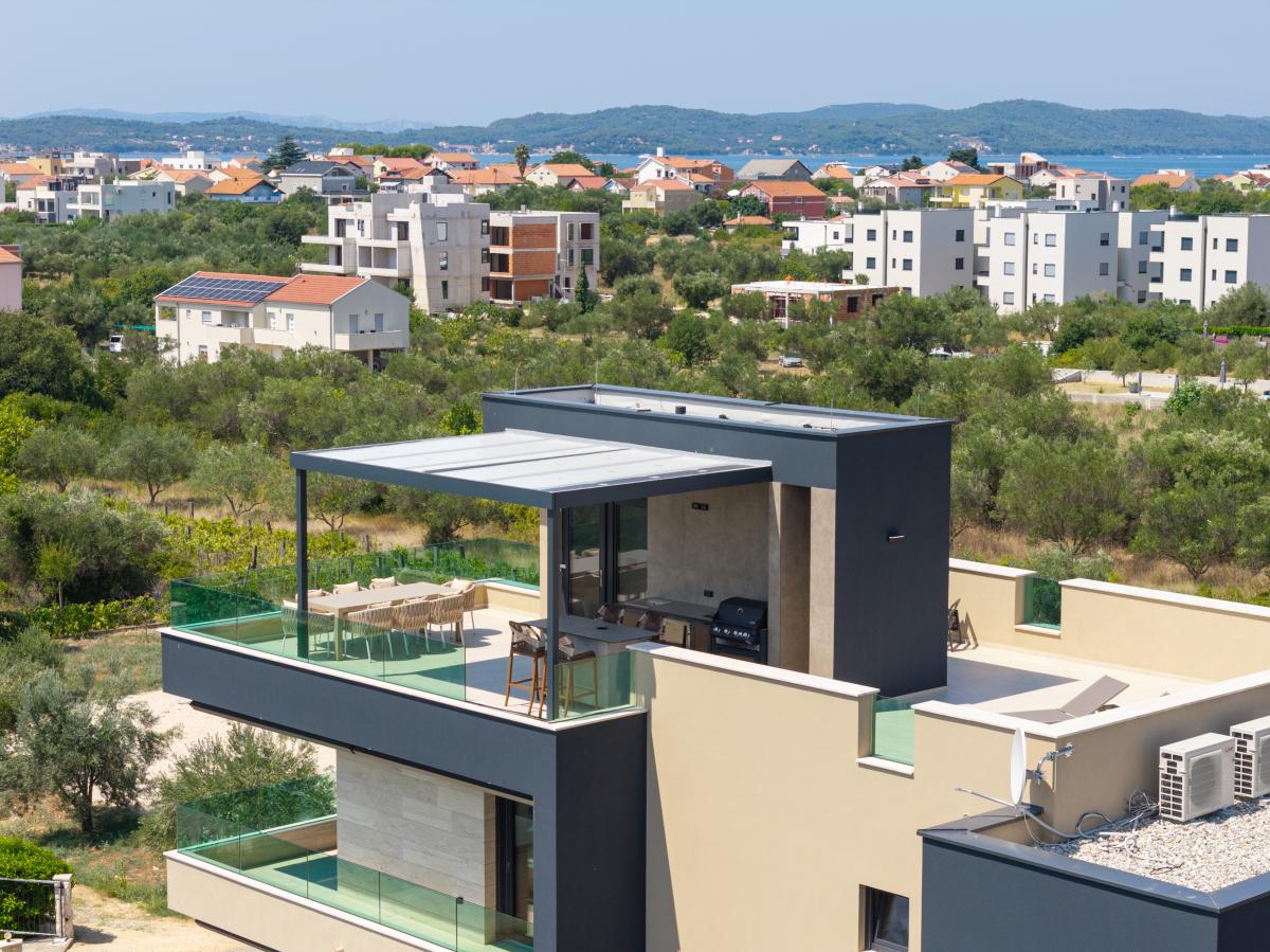 Ekskluzivan dvosoban stan s privatnom krovnom terasom i pogledom na more – Projekt Olive Tree, Sukošan (Stan A3, 2. kat)