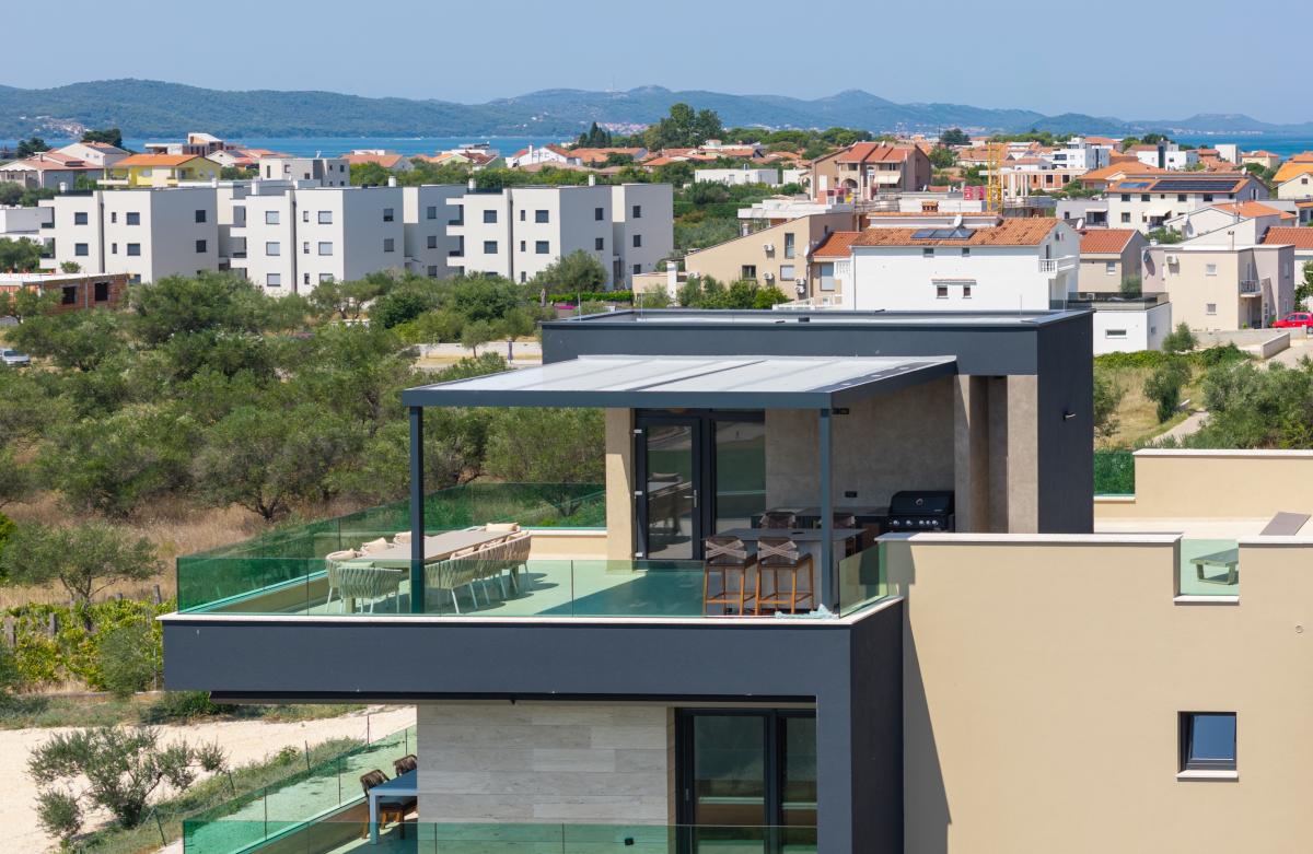 Ekskluzivan dvosoban stan s privatnom krovnom terasom i pogledom na more – Projekt Olive Tree, Sukošan (Stan A3, 2. kat)