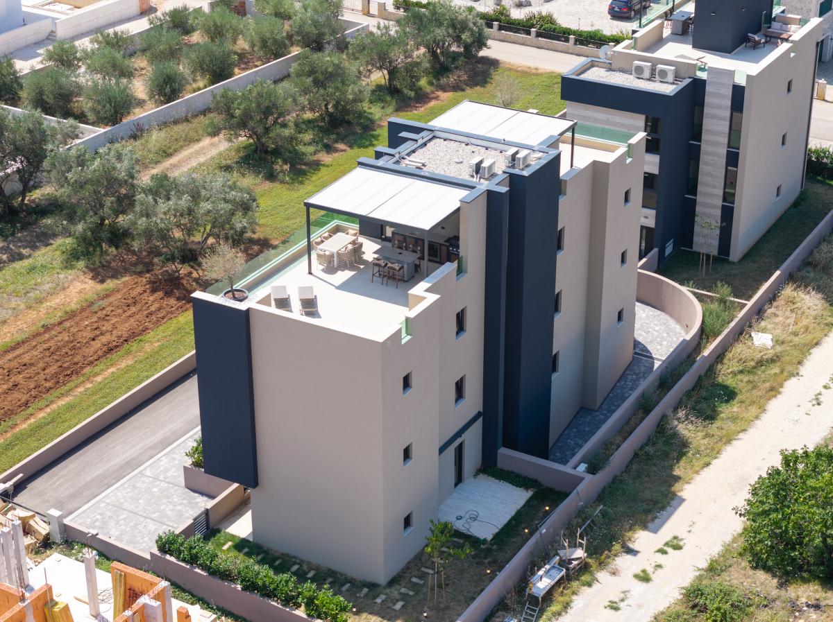 Ekskluzivan jednosoban stan s privatnim vrtom i garažom – Projekt Olive Tree B, Sukošan (Stan B1, prizemlje)
