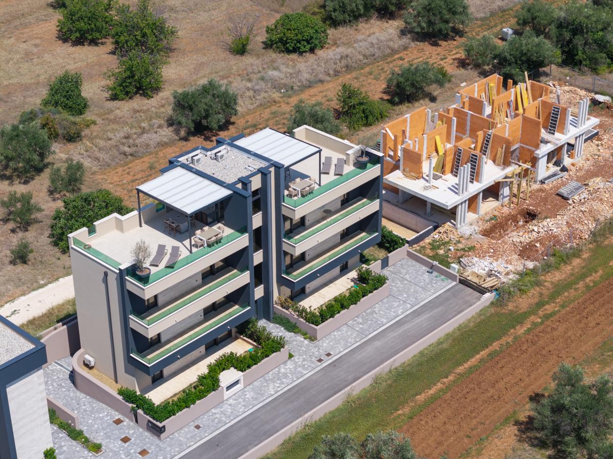 Ekskluzivan jednosoban stan s privatnom krovnom terasom i pogledom na more – Projekt Olive Tree B, Sukošan (Stan B5, 2. kat)