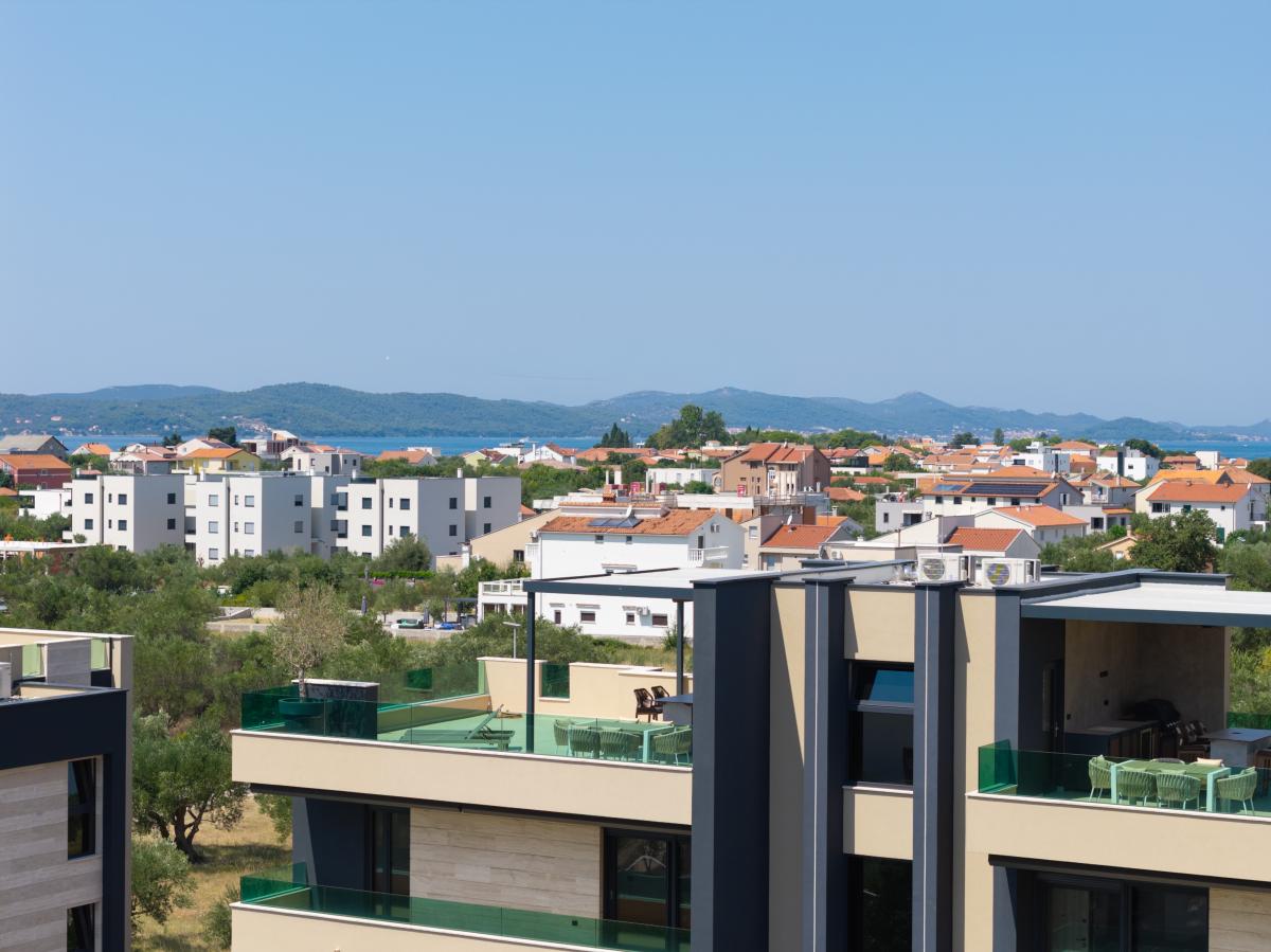 Ekskluzivan jednosoban stan s privatnom krovnom terasom i pogledom na more – Projekt Olive Tree B, Sukošan (Stan B5, 2. kat)