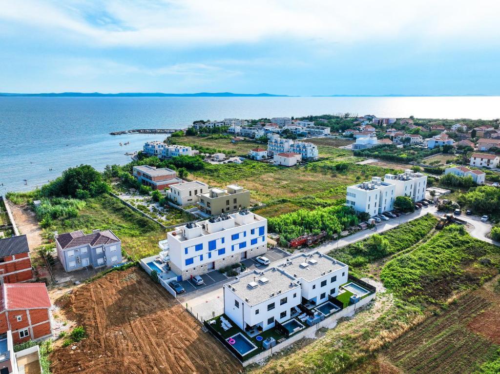 Potpuno namještena dvoetažna kuća u nizu (novogradnja 2025.) u mirnom predjelu Mletak u Privlaci, u neposrednoj blizini pješčane plaže Pliša (2)