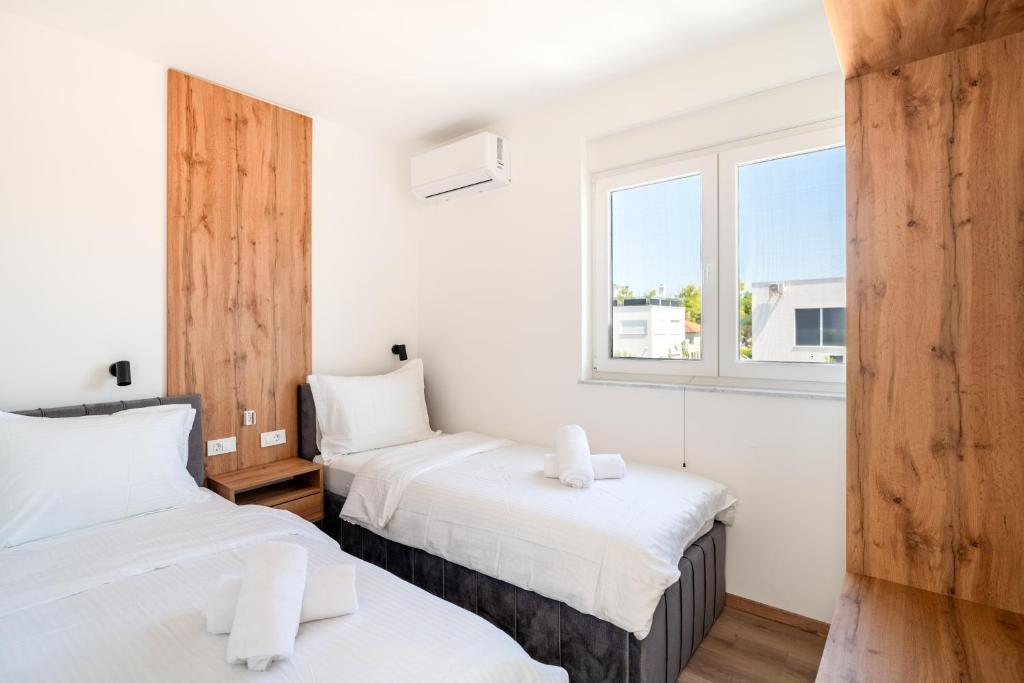 Potpuno namještena dvoetažna kuća u nizu (novogradnja 2025.) u mirnom predjelu Mletak u Privlaci, u neposrednoj blizini pješčane plaže Pliša (2)