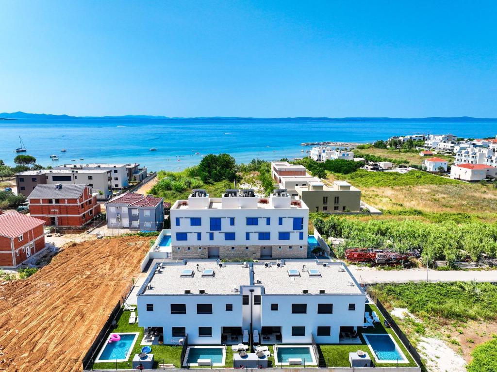 Potpuno namještena dvoetažna kuća u nizu (novogradnja 2025.) u mirnom predjelu Mletak u Privlaci, u neposrednoj blizini pješčane plaže Pliša (1)