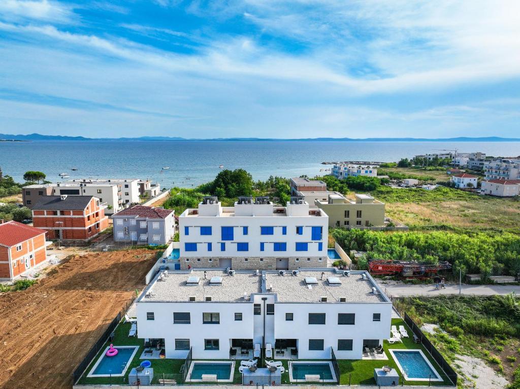 Potpuno namještena dvoetažna kuća u nizu (novogradnja 2025.) u mirnom predjelu Mletak u Privlaci, u neposrednoj blizini pješčane plaže Pliša (4)