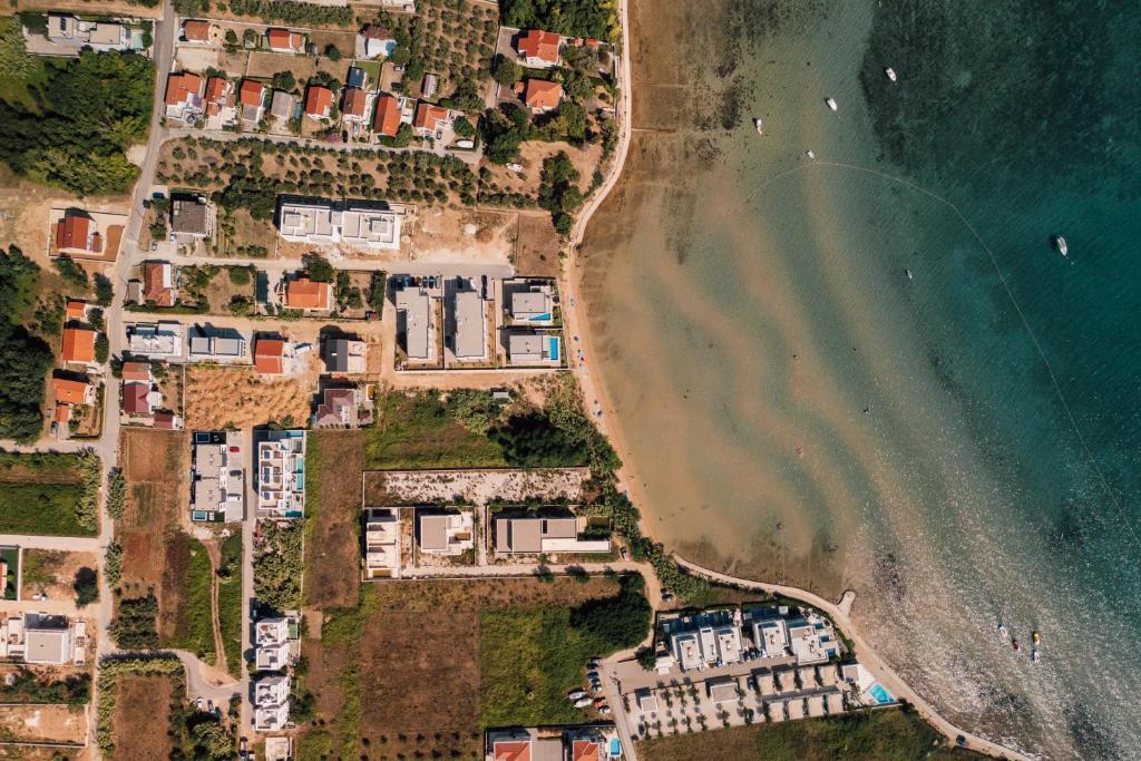 Potpuno namještena dvoetažna kuća u nizu (novogradnja 2025.) u mirnom predjelu Mletak u Privlaci, u neposrednoj blizini pješčane plaže Pliša (3)