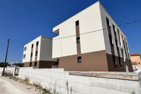 Dvosobni komforan stan u prizemlju sa velikim vlastitim vrtom