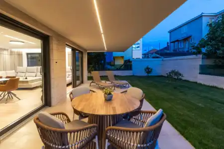 Ekskluzivan trosoban stan s privatnim vrtom – Zadar, Borik (184 m²)