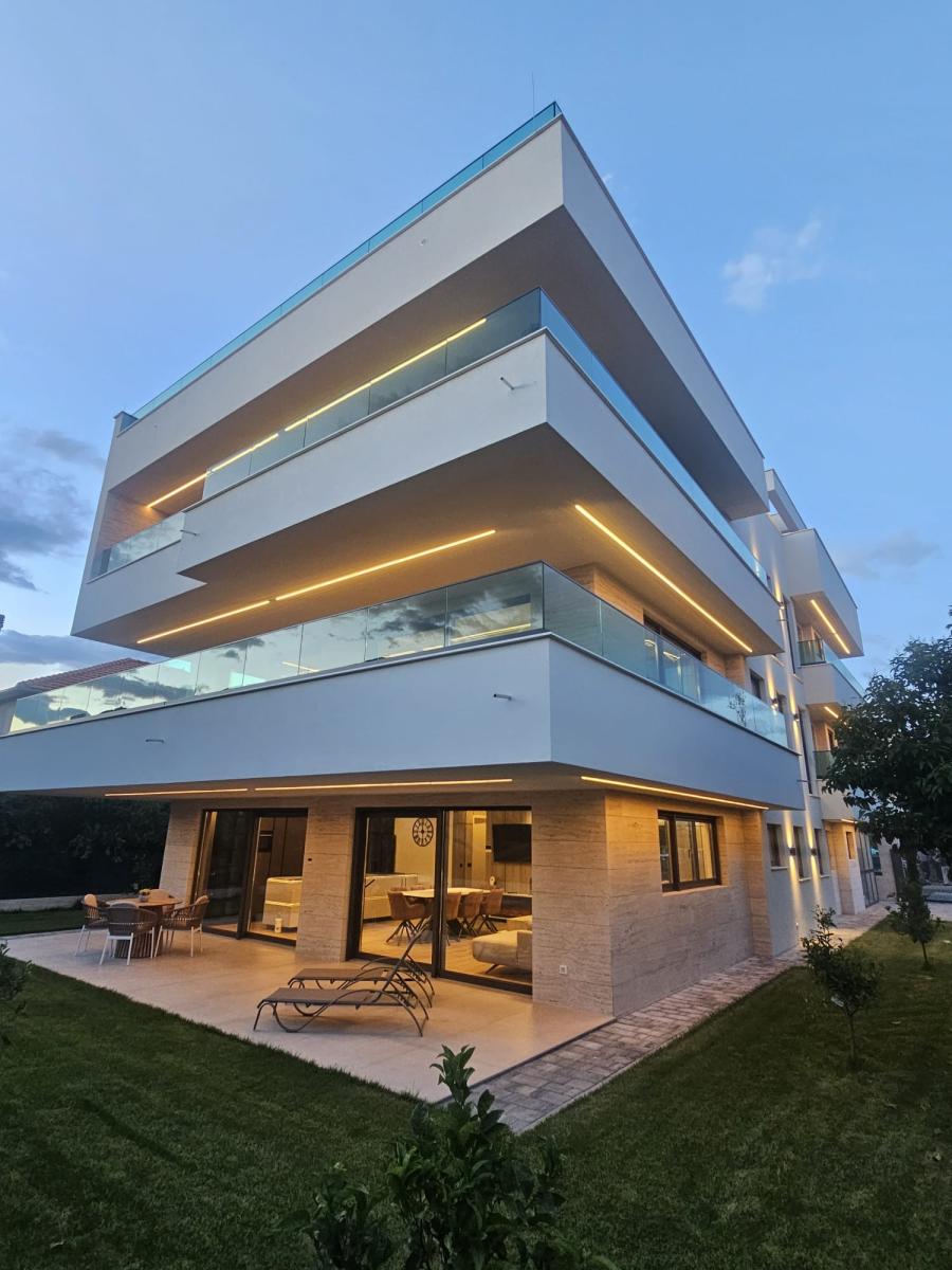 Ekskluzivan trosoban stan s privatnim vrtom – Zadar, Borik (184 m²)