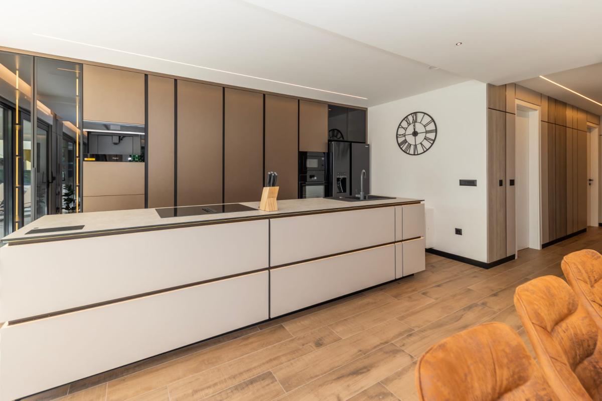 Ekskluzivan trosoban stan s privatnim vrtom – Zadar, Borik (184 m²)