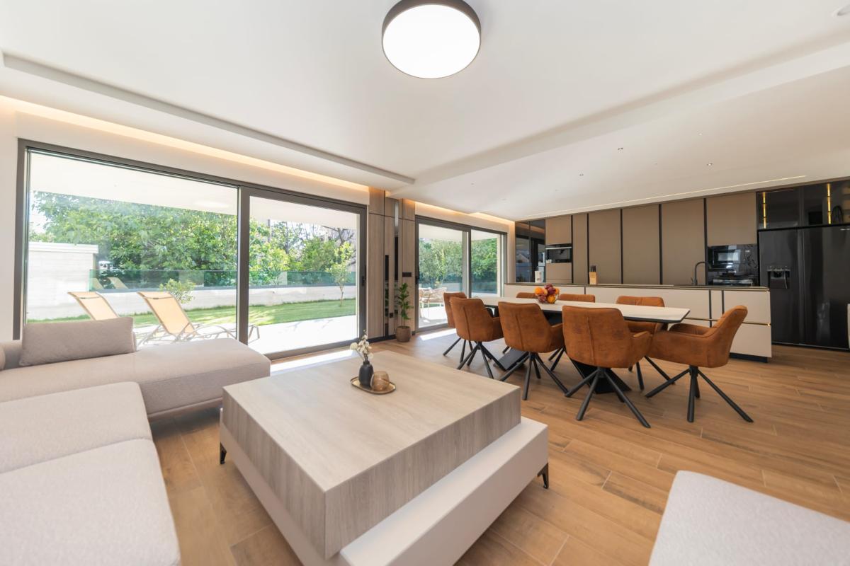 Ekskluzivan trosoban stan s privatnim vrtom – Zadar, Borik (184 m²)