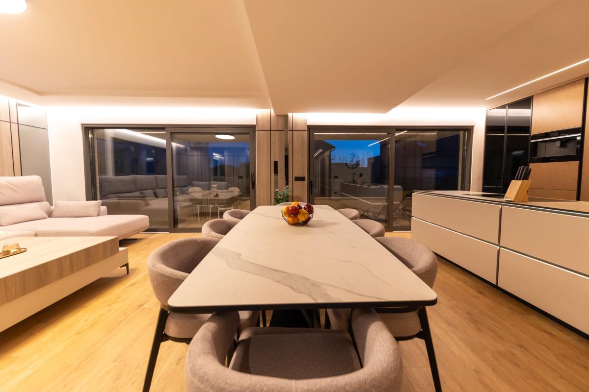 Luksuzan trosoban stan s velikim terasama i liftom – Zadar, Borik (174 m²)
