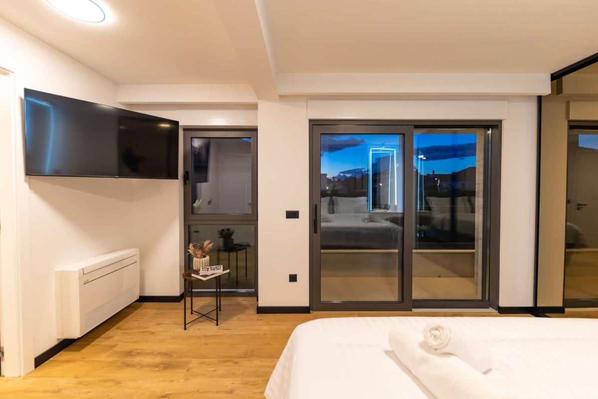 Luksuzan trosoban stan s velikim terasama i liftom – Zadar, Borik (174 m²)