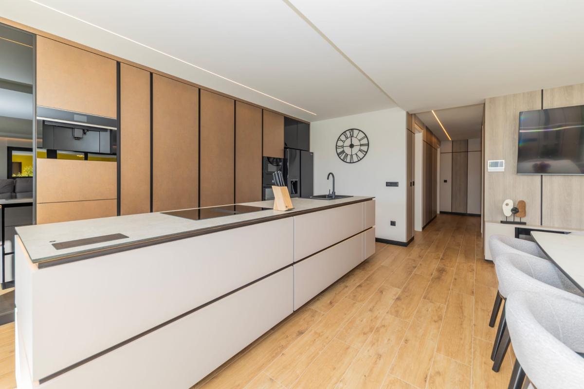 Luksuzan trosoban stan s velikim terasama i liftom – Zadar, Borik (174 m²)