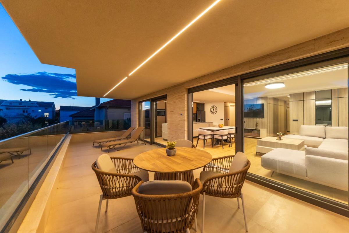 Luksuzan trosoban stan s velikim terasama i liftom – Zadar, Borik (174 m²)