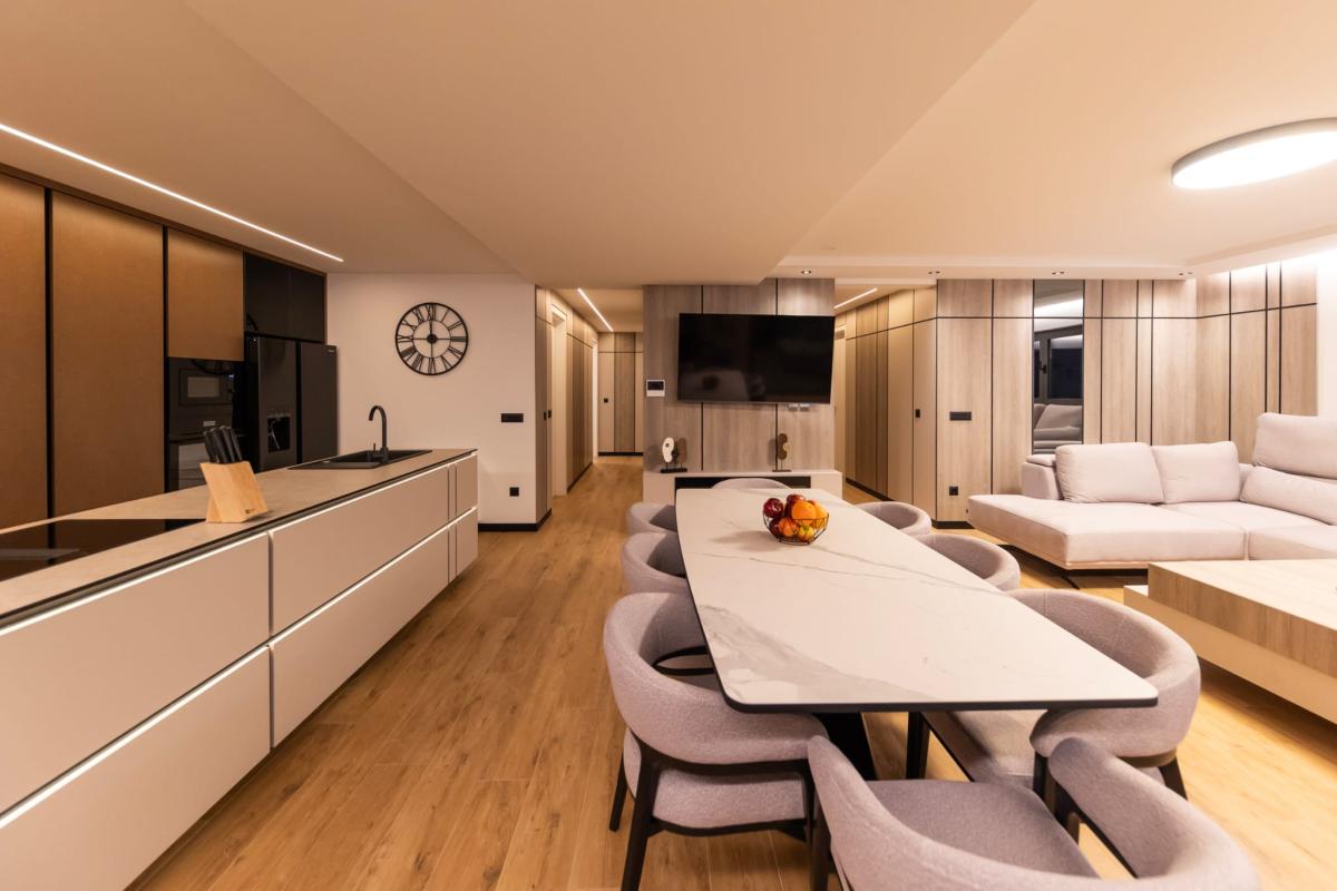 Luksuzan trosoban stan s velikim terasama i liftom – Zadar, Borik (174 m²)
