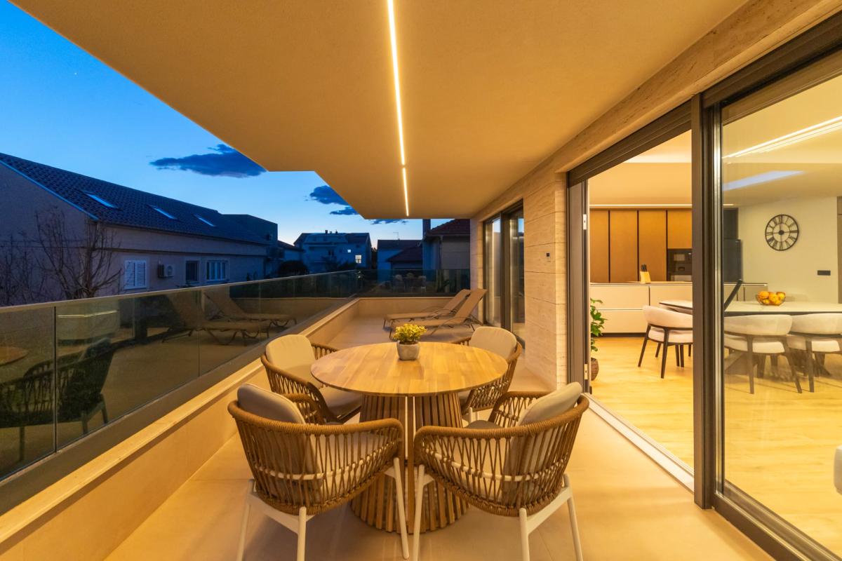 Luksuzan trosoban stan s velikim terasama i liftom – Zadar, Borik (174 m²)