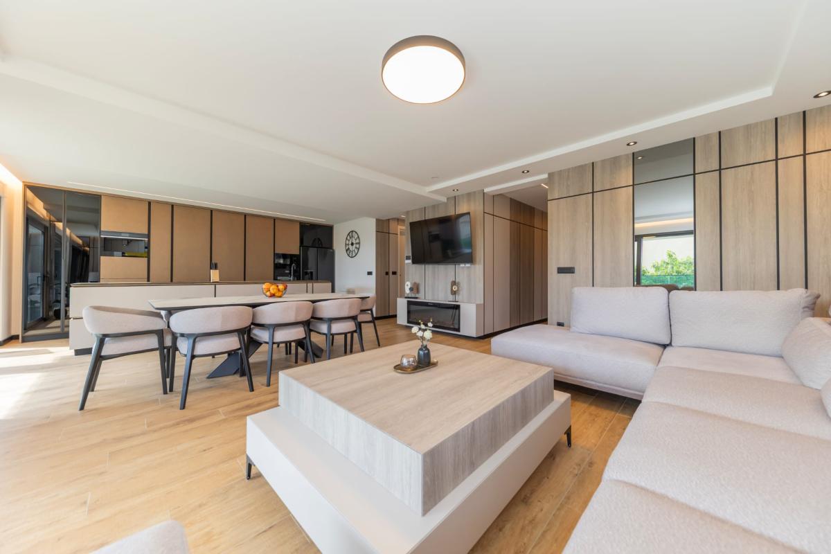 Luksuzan trosoban stan s velikim terasama i liftom – Zadar, Borik (174 m²)