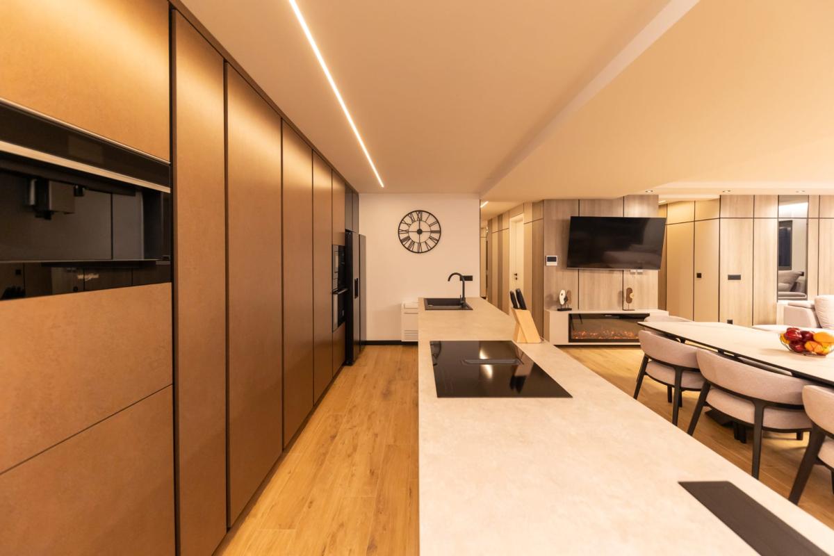 Luksuzan trosoban stan s velikim terasama i liftom – Zadar, Borik (174 m²)