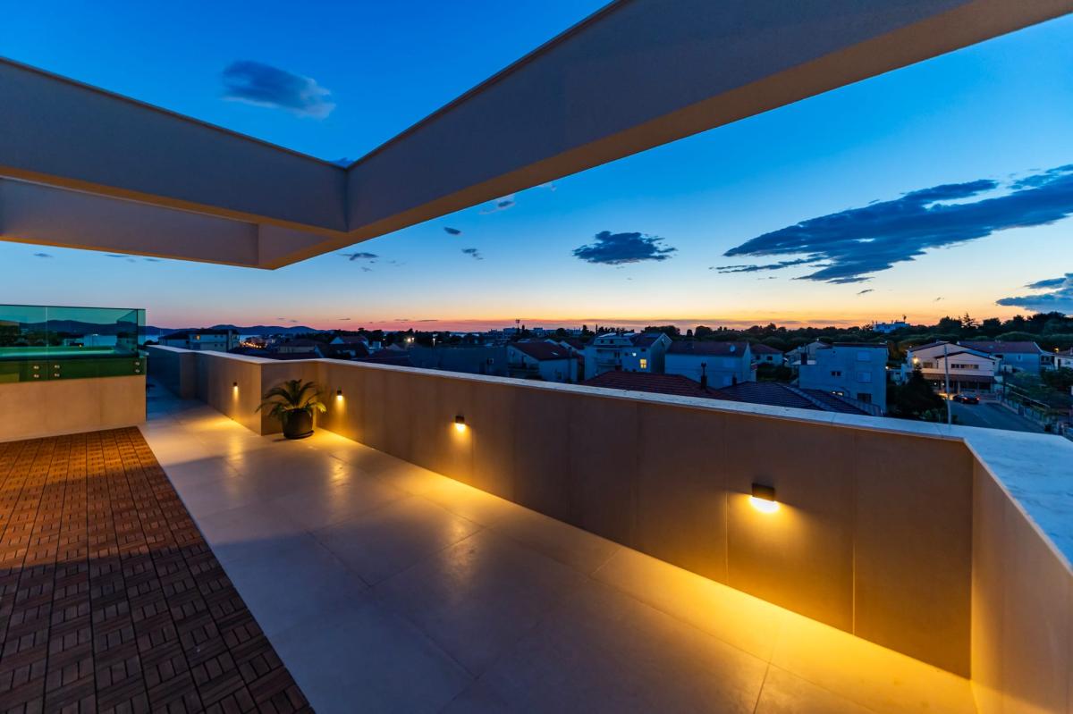 Spektakularan luksuzni penthouse s krovnom terasom i infinity bazenom – Zadar, Borik (239 m²)