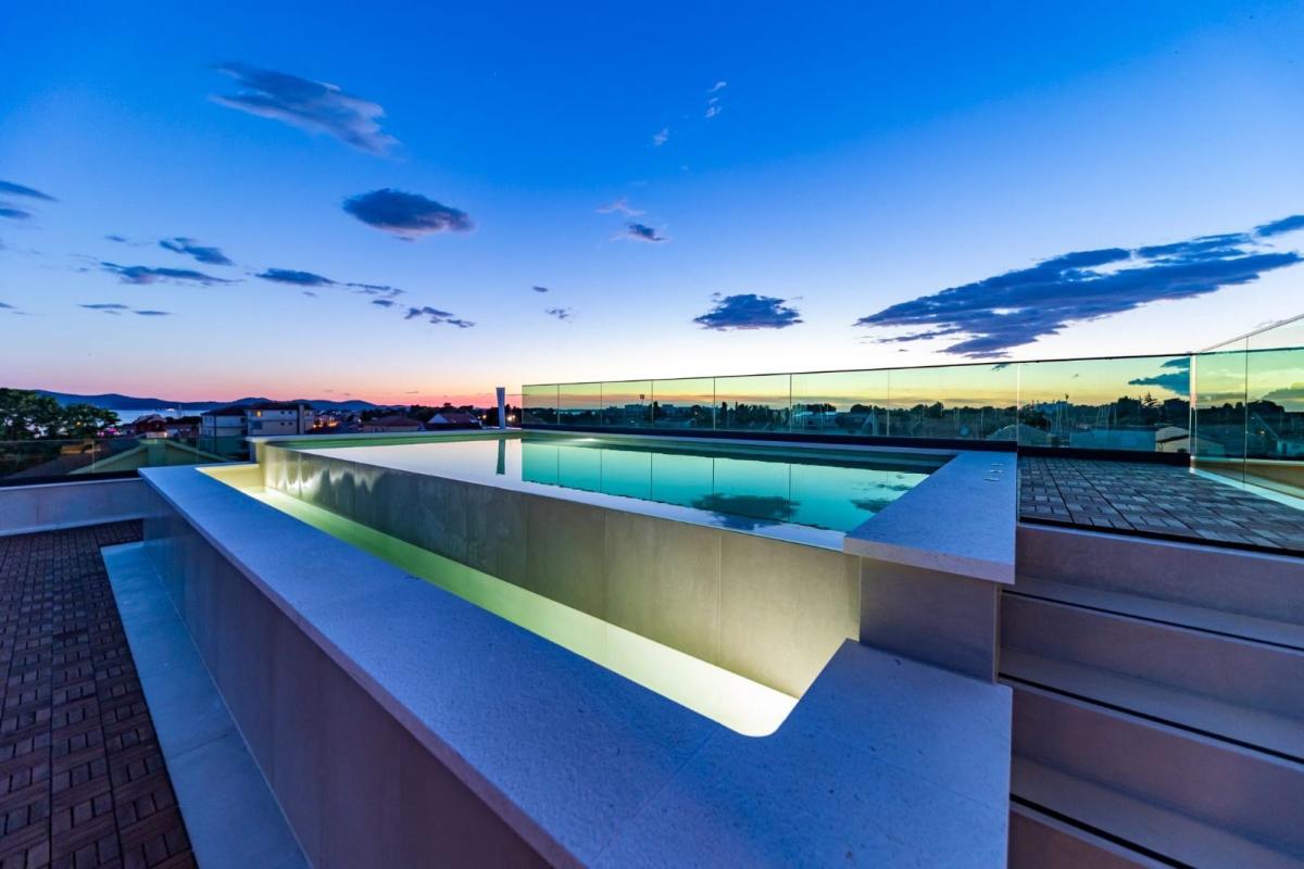 Spektakularan luksuzni penthouse s krovnom terasom i infinity bazenom – Zadar, Borik (239 m²)