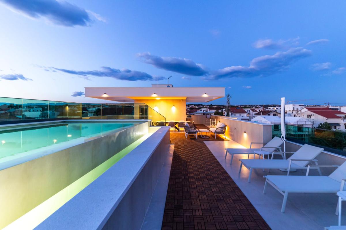 Spektakularan luksuzni penthouse s krovnom terasom i infinity bazenom – Zadar, Borik (239 m²)