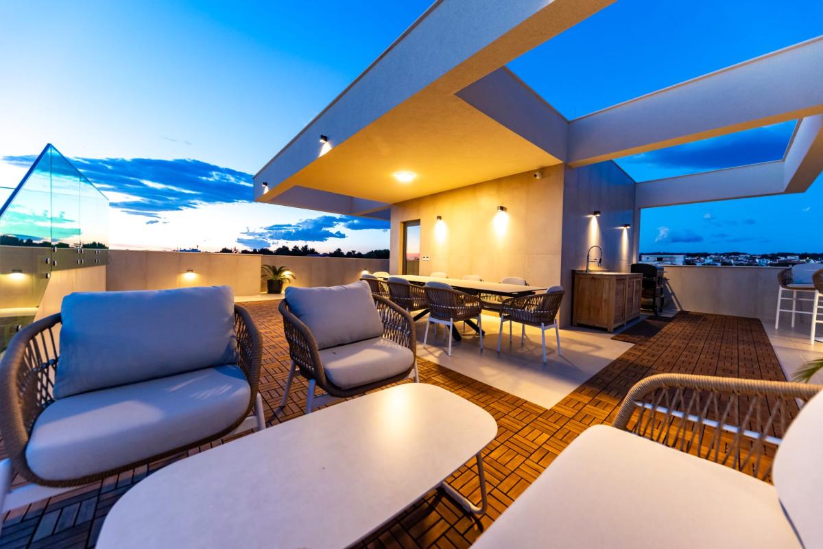 Spektakularan luksuzni penthouse s krovnom terasom i infinity bazenom – Zadar, Borik (239 m²)