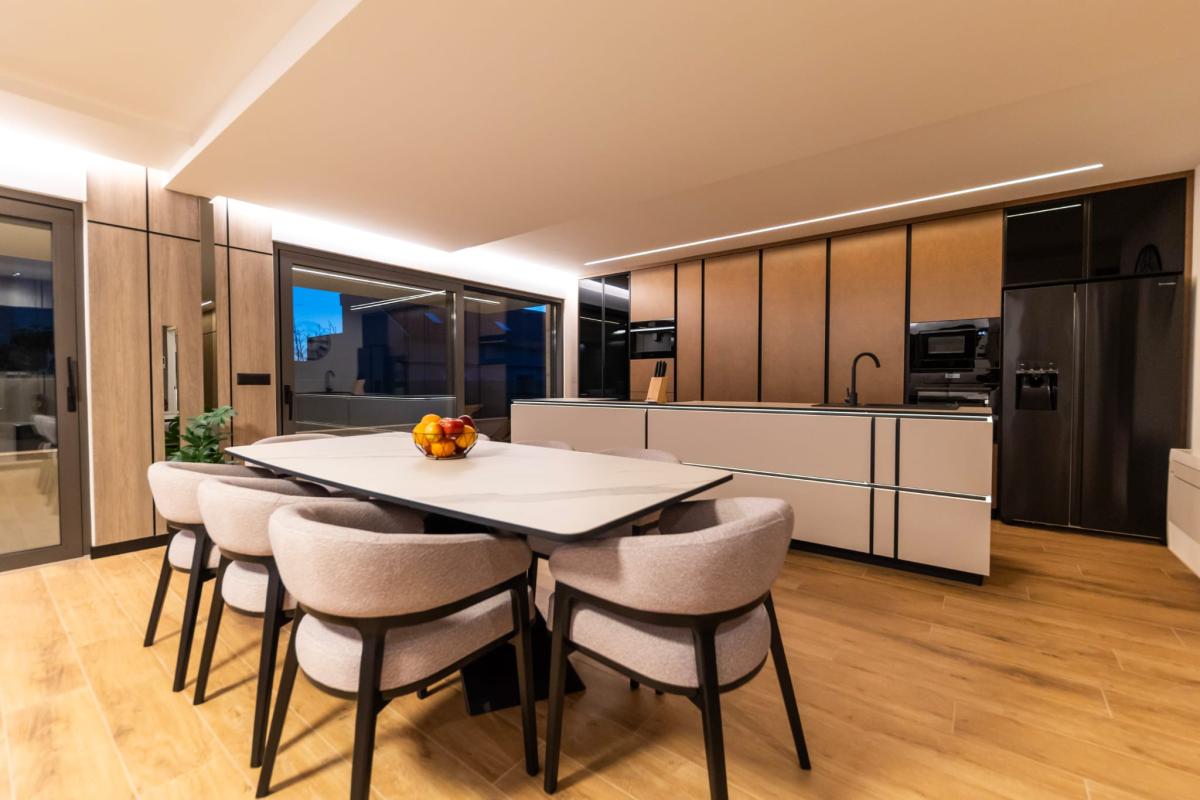 Spektakularan luksuzni penthouse s krovnom terasom i infinity bazenom – Zadar, Borik (239 m²)