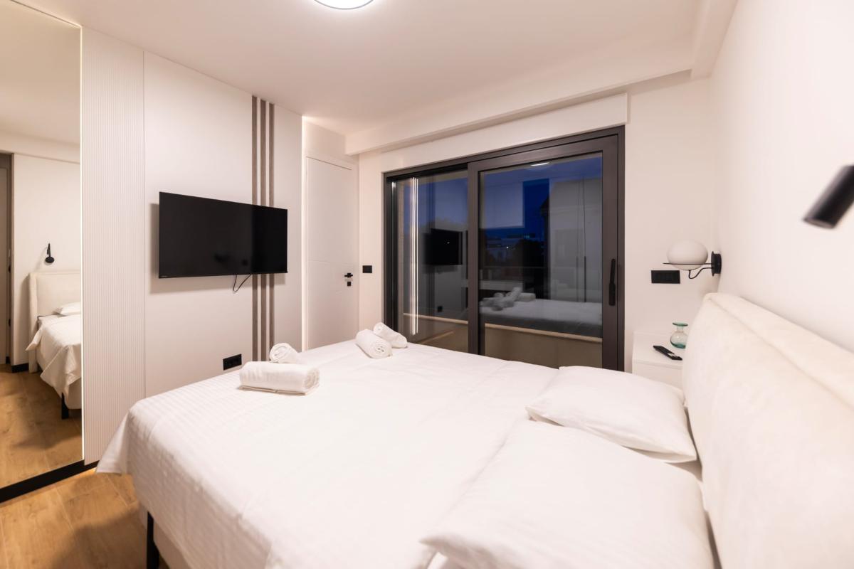 Spektakularan luksuzni penthouse s krovnom terasom i infinity bazenom – Zadar, Borik (239 m²)