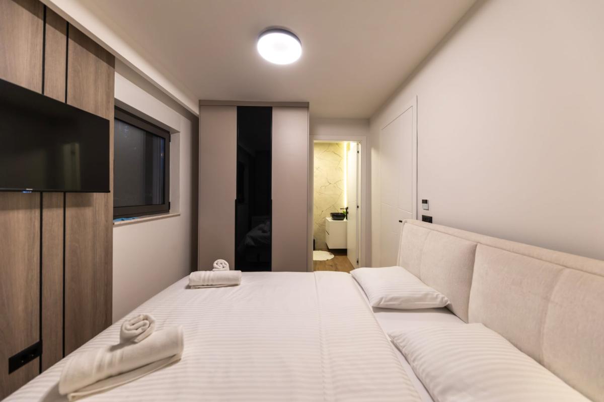 Spektakularan luksuzni penthouse s krovnom terasom i infinity bazenom – Zadar, Borik (239 m²)