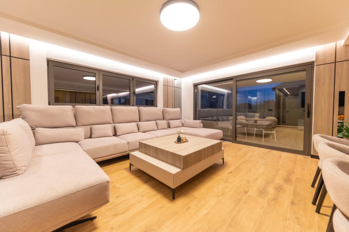 Spektakularan luksuzni penthouse s krovnom terasom i infinity bazenom – Zadar, Borik (239 m²)