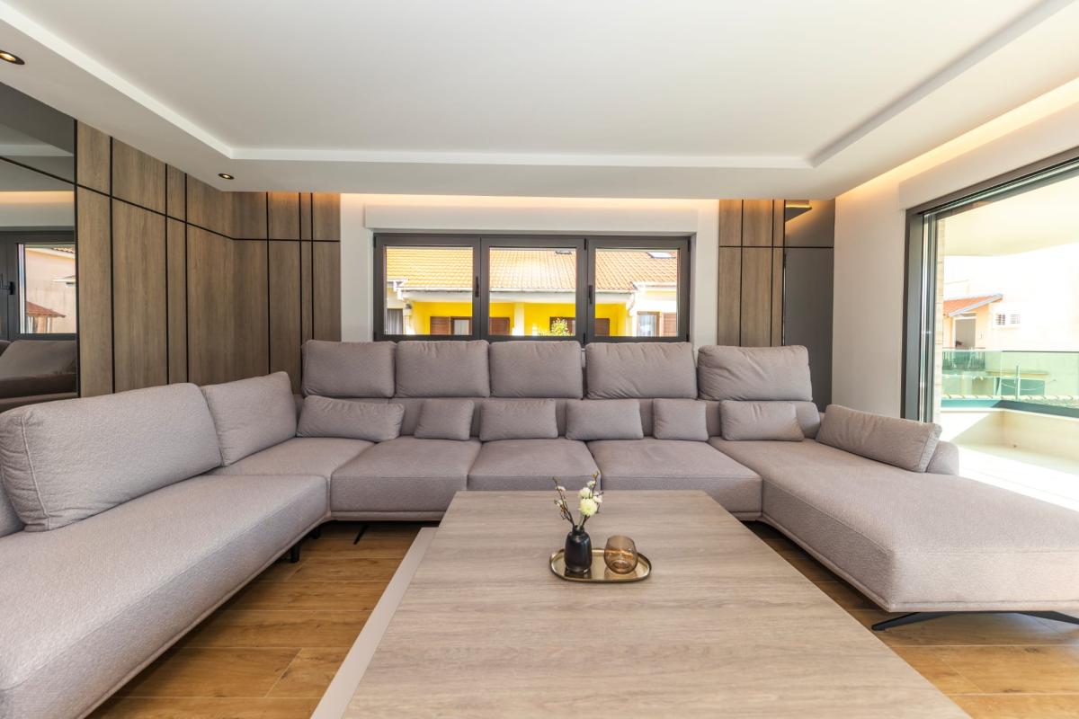 Spektakularan luksuzni penthouse s krovnom terasom i infinity bazenom – Zadar, Borik (239 m²)