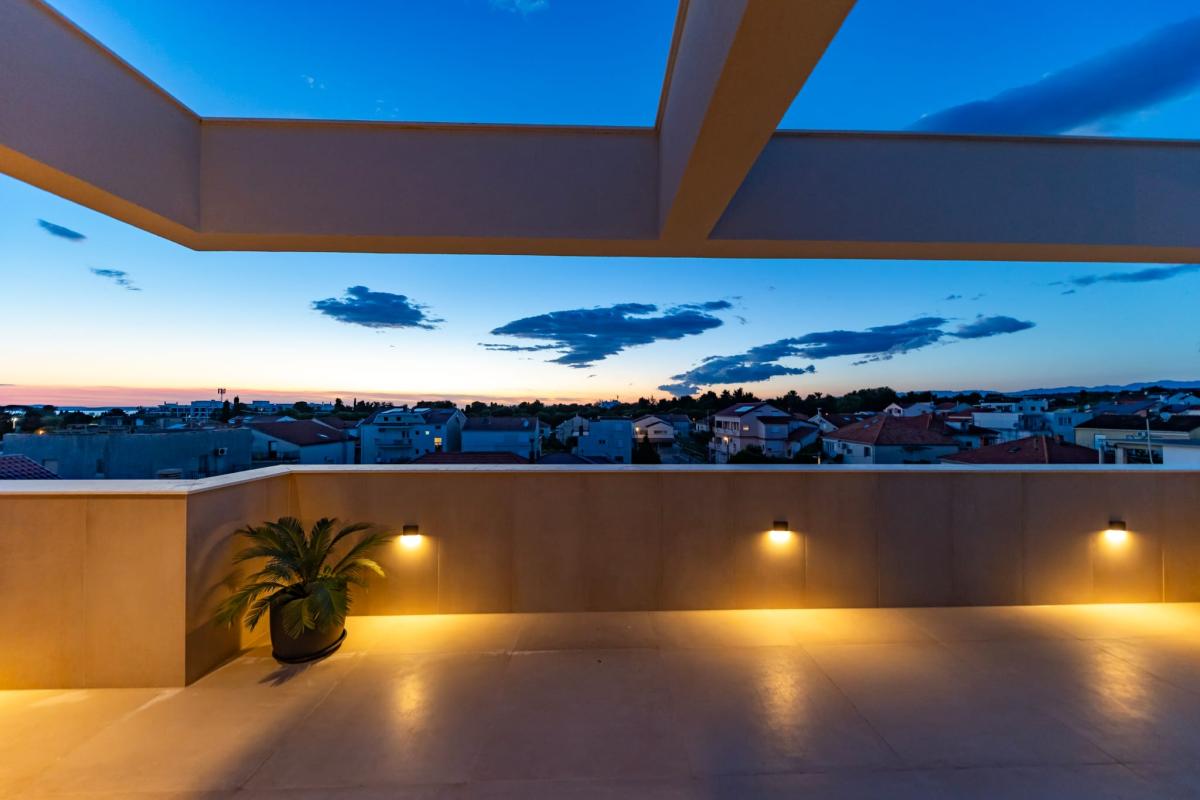 Spektakularan luksuzni penthouse s krovnom terasom i infinity bazenom – Zadar, Borik (239 m²)