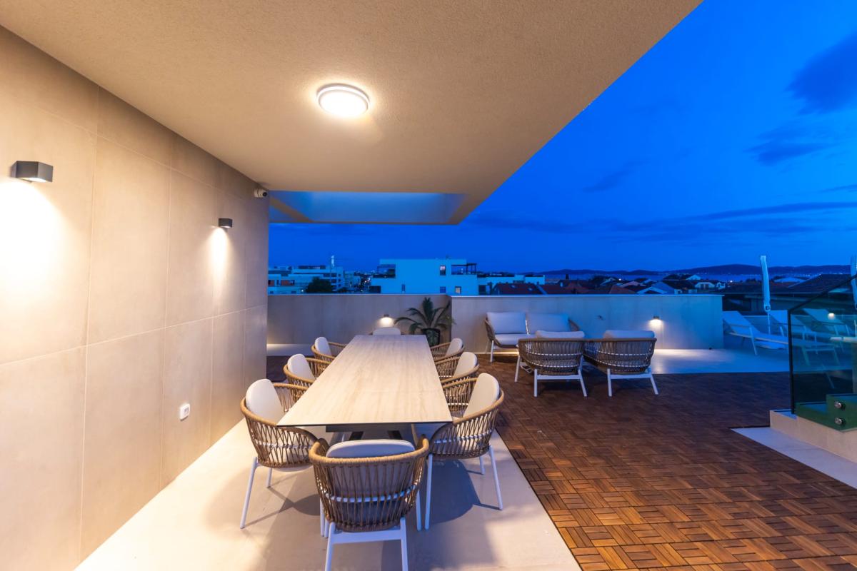 Spektakularan luksuzni penthouse s krovnom terasom i infinity bazenom – Zadar, Borik (239 m²)