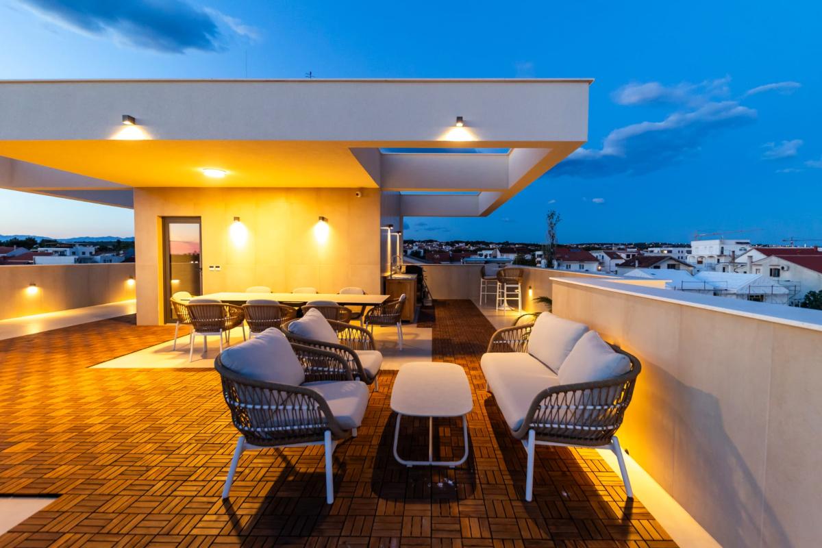Spektakularan luksuzni penthouse s krovnom terasom i infinity bazenom – Zadar, Borik (239 m²)
