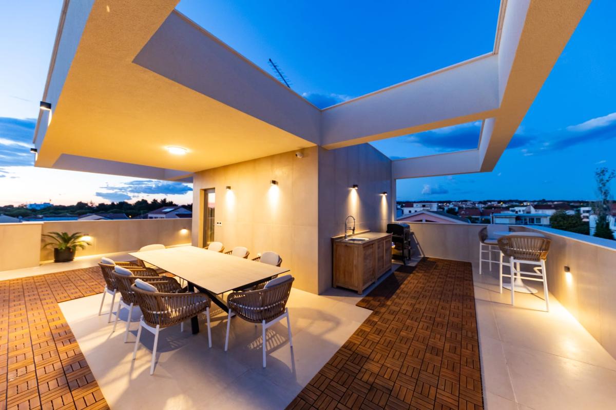 Spektakularan luksuzni penthouse s krovnom terasom i infinity bazenom – Zadar, Borik (239 m²)