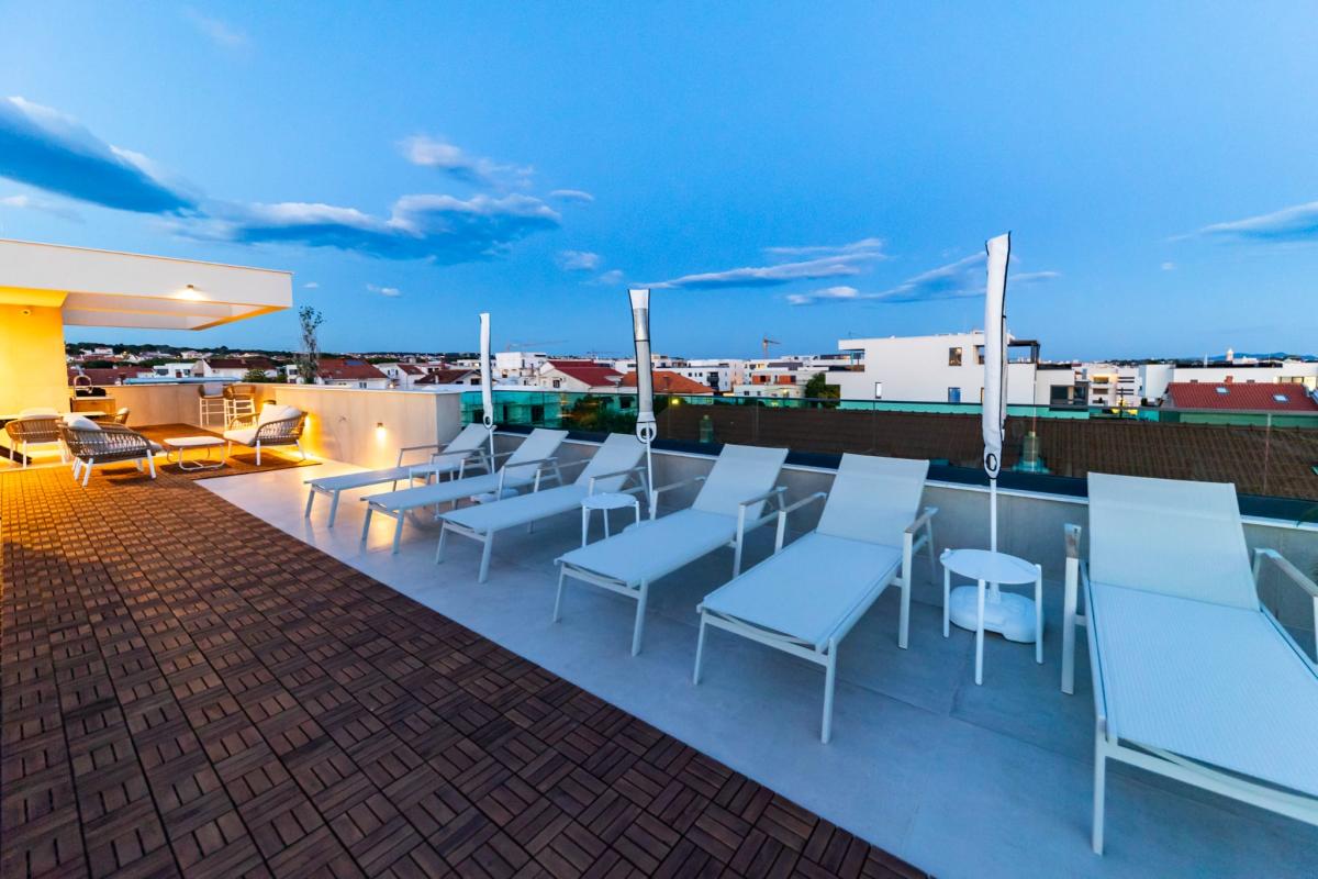 Spektakularan luksuzni penthouse s krovnom terasom i infinity bazenom – Zadar, Borik (239 m²)