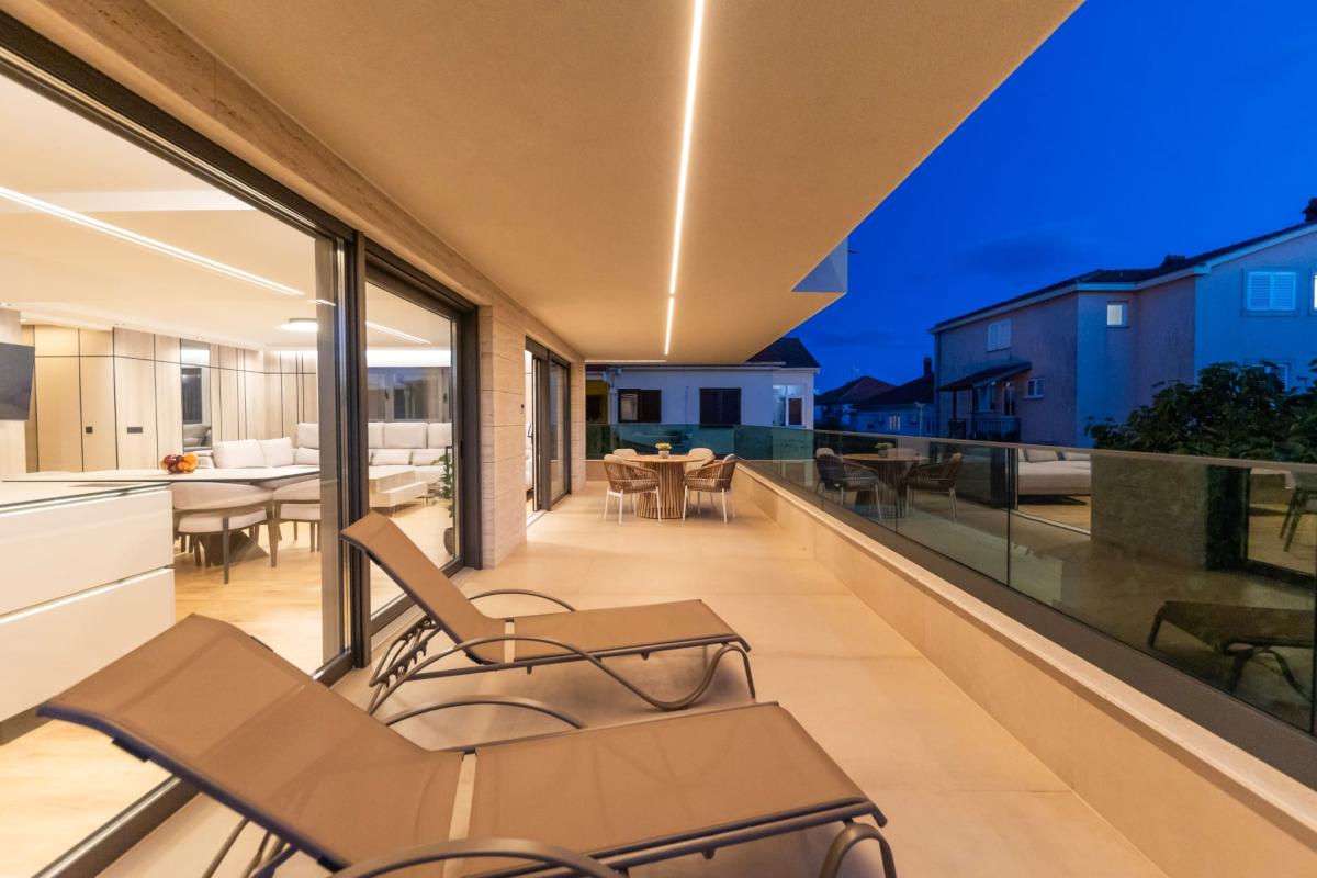 Spektakularan luksuzni penthouse s krovnom terasom i infinity bazenom – Zadar, Borik (239 m²)