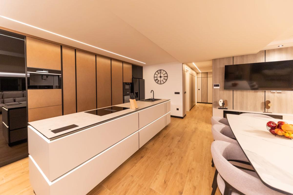 Spektakularan luksuzni penthouse s krovnom terasom i infinity bazenom – Zadar, Borik (239 m²)