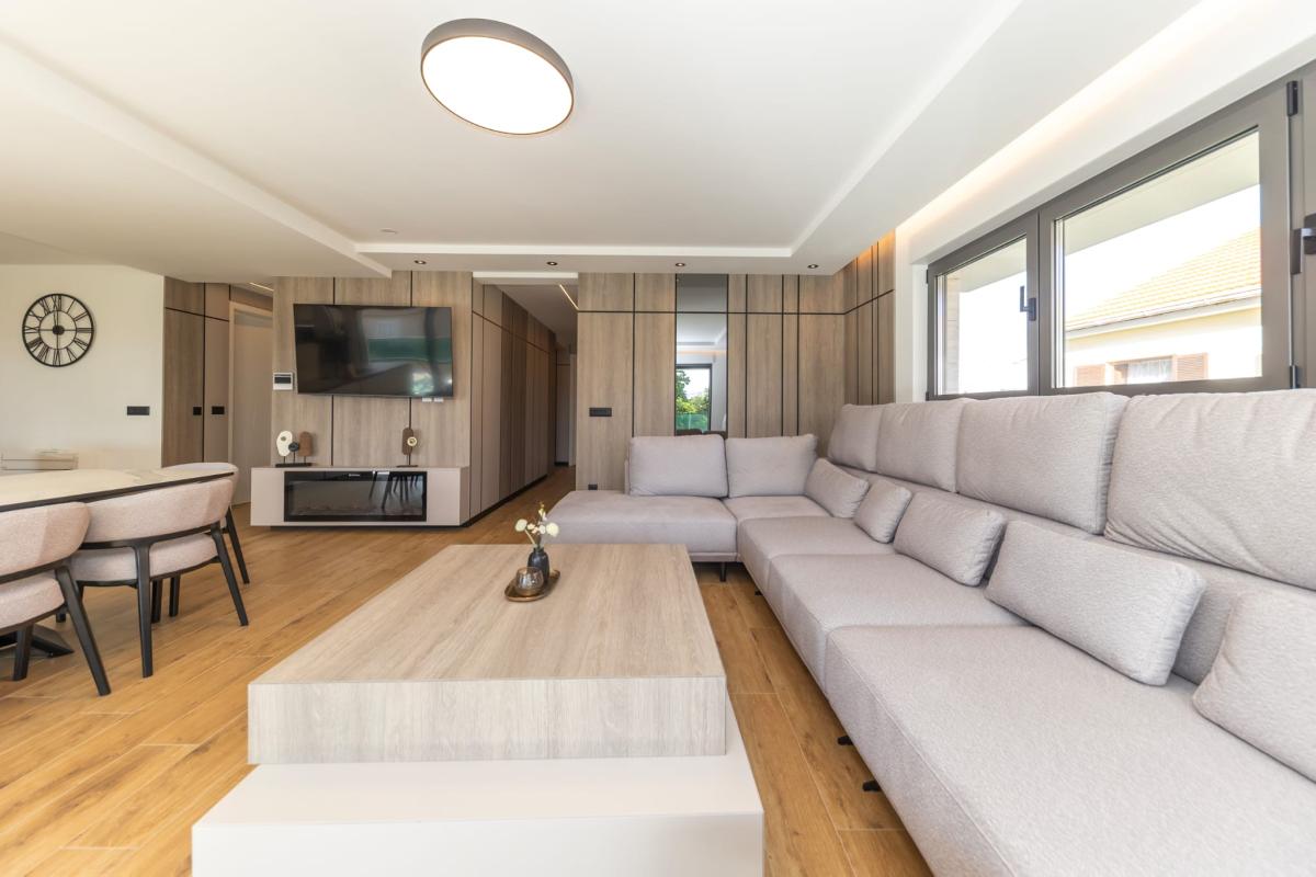 Spektakularan luksuzni penthouse s krovnom terasom i infinity bazenom – Zadar, Borik (239 m²)